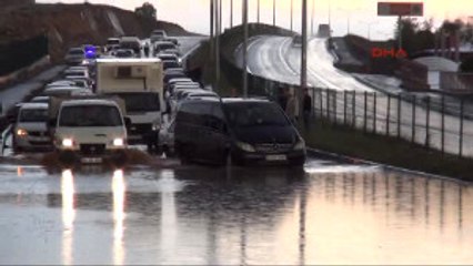 Yozgat'ta Yağmur Suyu Biriken Karayolu Ulaşıma Kapandı