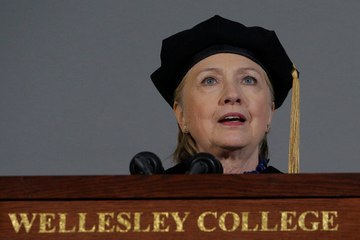 Clinton hurls zinger at Trump during Wellesley College speech