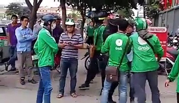 500 anh em Grab đòi nợ máu xe ôm truyền thống tại viện huyết học trung ương Hà Nội