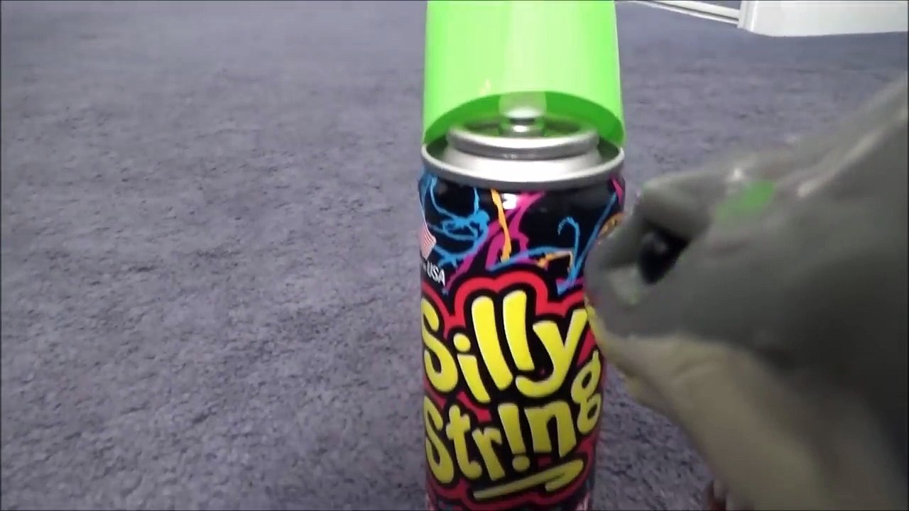 Shark Attacks Girls with Silly String Toy Freaks Style tiburones de juguete