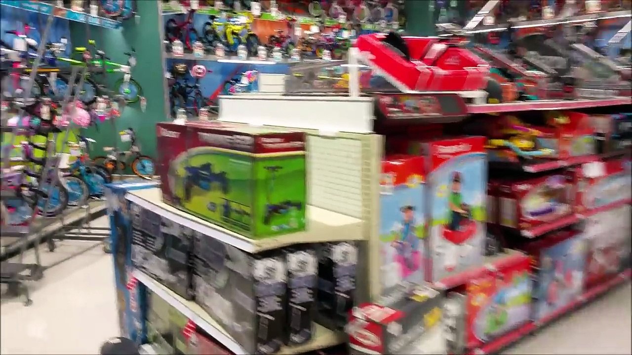 Spongebob vs Hello Kitty Bike Race at Toys R Us with Drifting