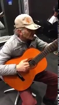 Un vieil homme joue de façon bluffante la musique du film Le bon, la brute et le truand