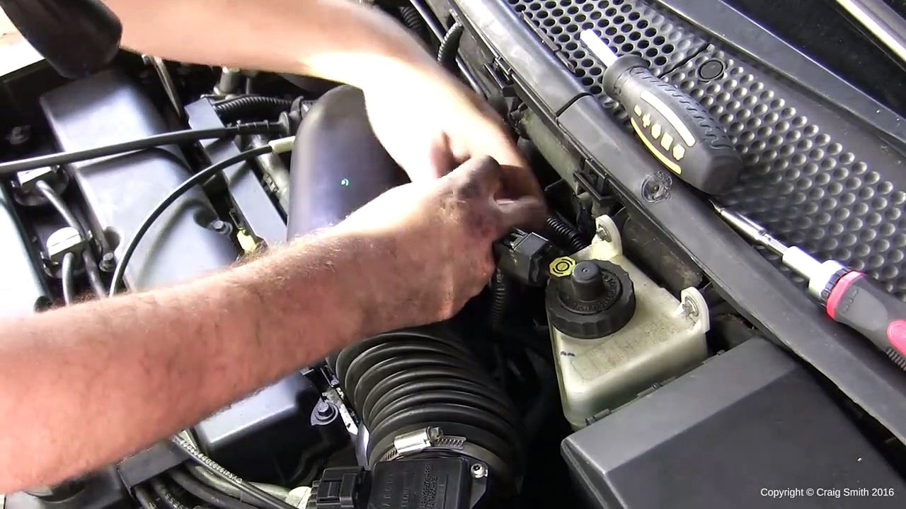 Simple howto Replace Ford Focus PCV valve & hose, blow Video
