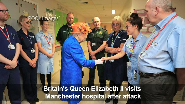 Queen visits attack victims in Manchester hospital