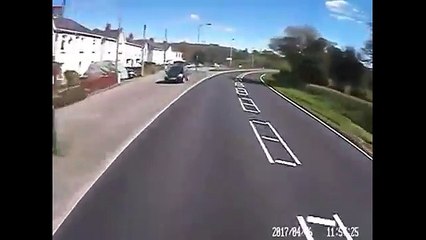 Dopo la curva, vede arrivare frontale un camion, sulla sua corsia