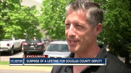 La policière arrête un homme. Quand il sort de sa voiture, sa vie changera à tout jamais!