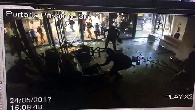 Manifestantes depredam prédio de ministério durante protesto contra Temer