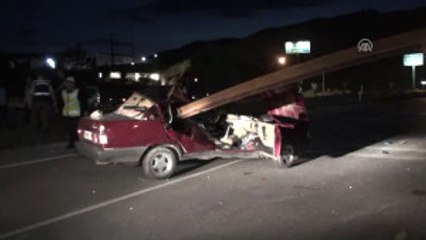 Otomobil Tırda Yüklü Raylara Çarptı: 2 Yaralı