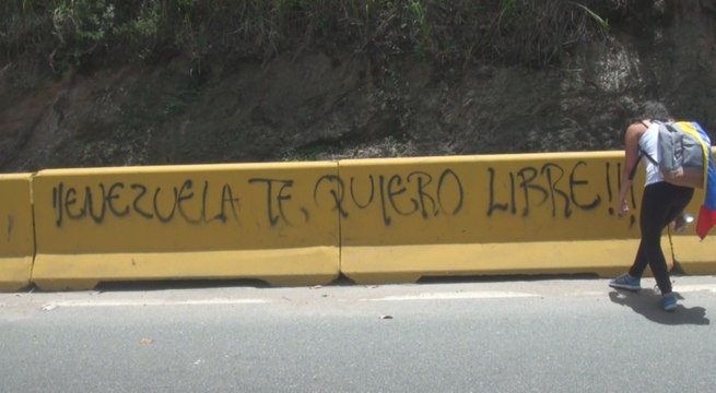 Opositores venezolanos continúan en protestas contra el gobierno de Maduro