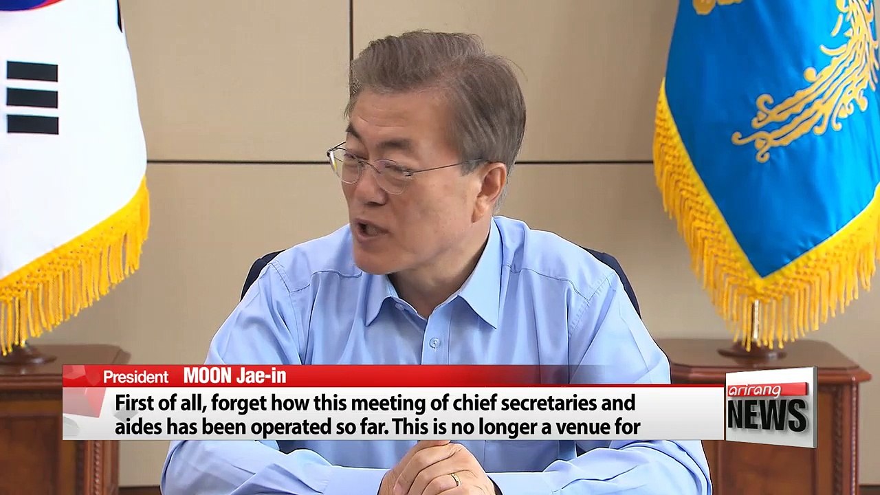 President Moon encourages open debate at first meeting of chief aides