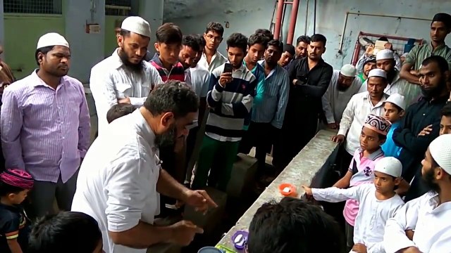 Sheikh Abdus Salam Al-Madani teaches to conserve water and perform wudhu (ablution) in a glass of water