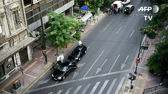 Exprimer ministro griego Papademos herido por explosión en auto