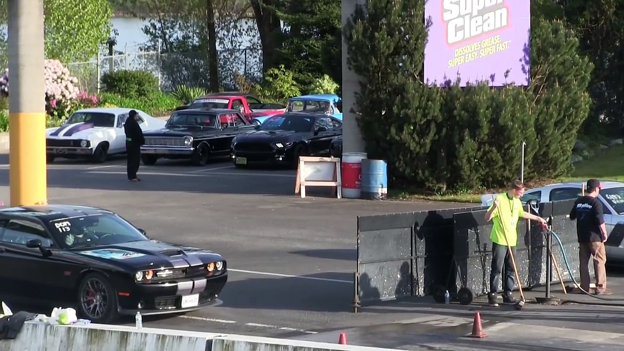 Challenger SRT 392 vs 520 hp of Mustang Roush 5XR-drag race 1 4 mile