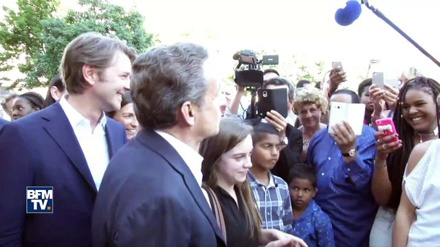 La politique, c'est fini ? Pourtant Nicolas Sarkozy s'affiche bel et bien aux côtés de François Baroin