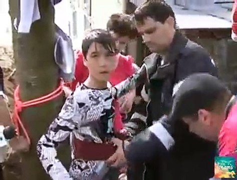 Ragazzo eroe salve bimbo nel pozzo