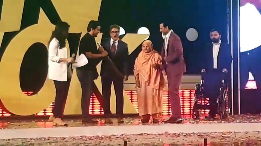 Younis Khan being Handed Over “Golden Bat” for his greatest achievements