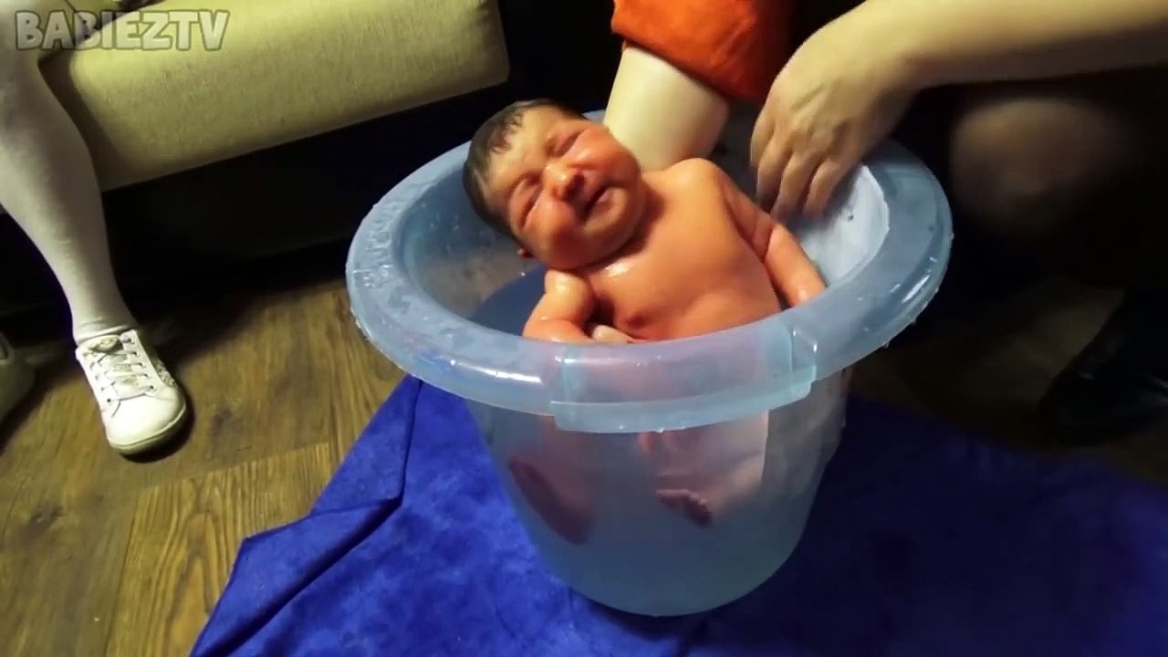 Baby's First Bath - How To Bath Newborn baby-uAJqs81O0LU