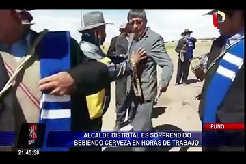 Puno: alcalde distrital es sorprendido bebiendo cerveza en horas de trabajo
