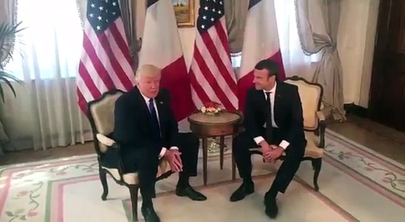 Emmanuel Macron résiste à la poignée de main avec Donald Trump et impressionne le monde entier ! - VIDÉO
