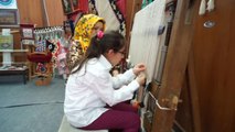 Görme Engelli Genç Kız, Hissederek Kilim Dokuyor