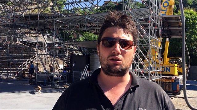 Le toit est posé sur la scène du Théâtre antique de Vienne