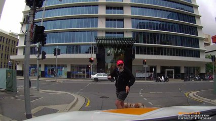 Instant Karma pour un piéton en colère