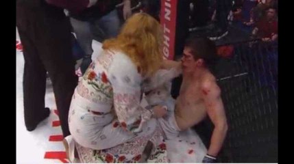K.O ce combattant de MMA se fait gifler par sa mère pour se faire réveiller (Vidéo)