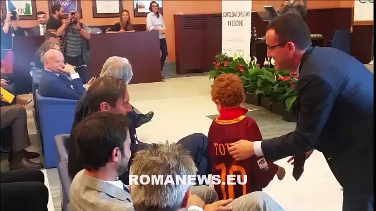 Totti autografa la maglia di un bambino