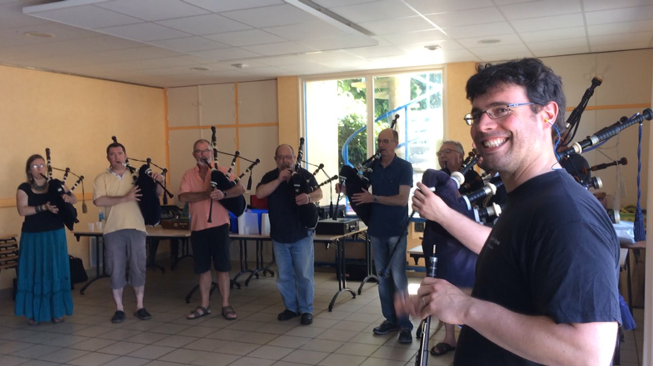 Le bagad de Plomodiern en répétition salle Saint Yves