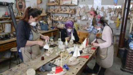 Ağaç Parçaları Kadınların Ellerinde Oyuncağa Dönüşüyor