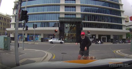 Peão mal-humorado e irritado recebe dose de karma instantâneo