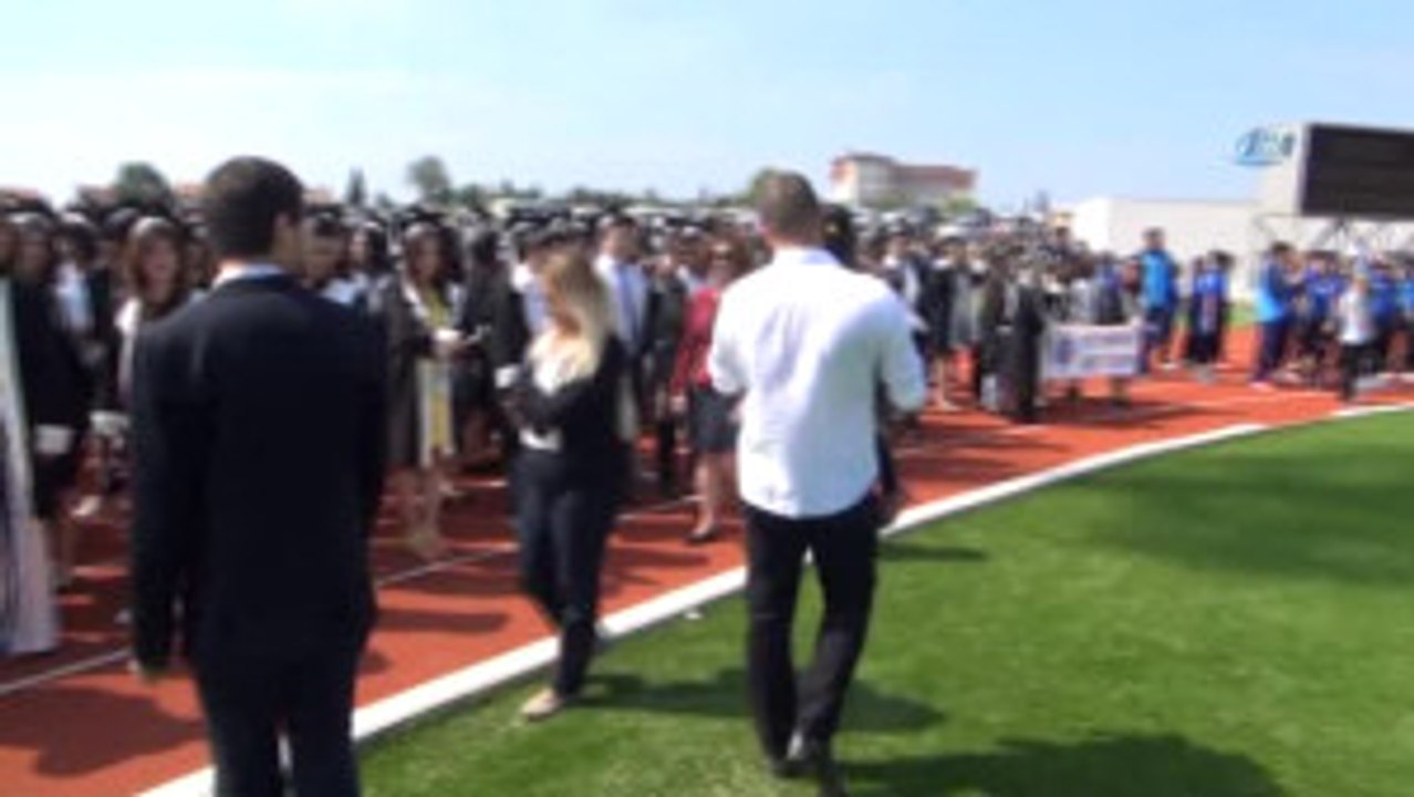 Mezuniyet Coşkusunu Küçük Kızıyla Birlikte Yaşadı