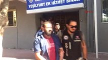 Izmir Polisi, Ayakkabı Ustası Olan Suriyeli'nin Insan Kaçakçılığı Şebekesini Çökertti