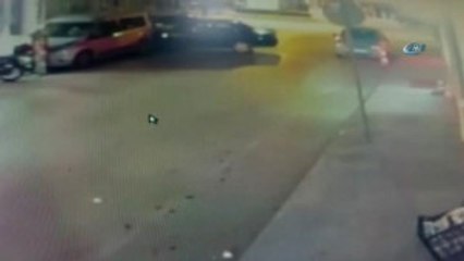 Drift Yapmak İsteyen Otomobil Sürücüsü 2 Araca Çarptı... Kaza Anı Güvenlik Kamerasına Yansıdı