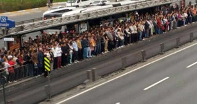 Sefaköy Metrobüs Durağında Bomba Paniği
