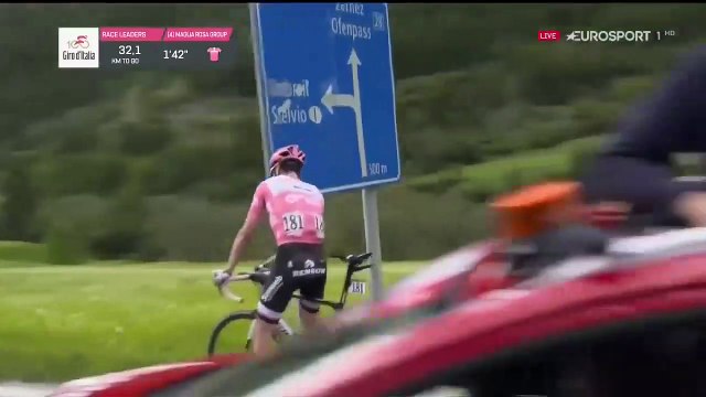 Ciclista faz pausa na volta à Itália para mudar a àgua as azeitonas