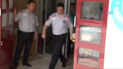 Anne ve 2 Yaşındaki Oğluna Otomobil Çarptı