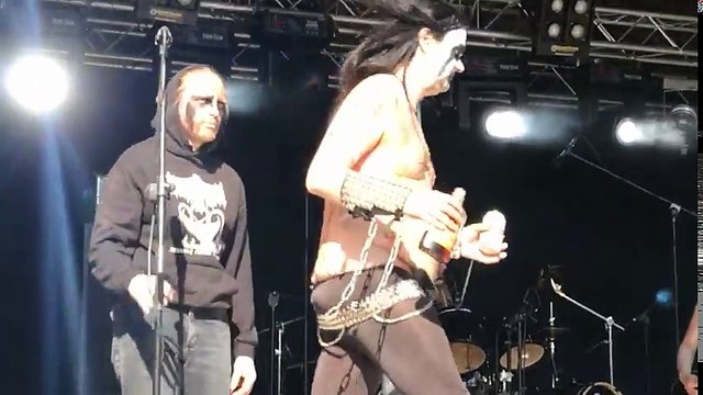La concert de ce groupe de heavy métal complètement bourré sur scène est juste énorme