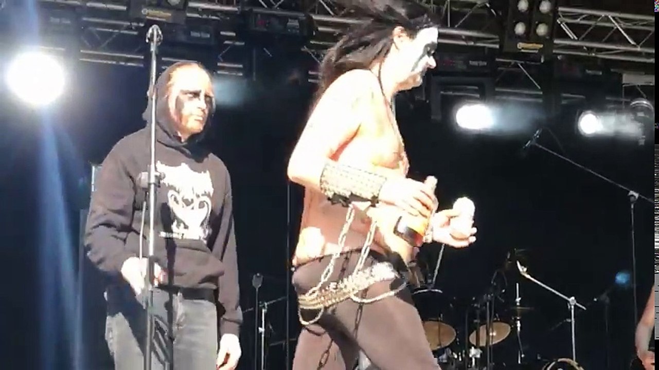 La concert de ce groupe de heavy métal complètement bourré sur scène est juste énorme