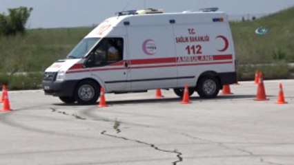 Kadın Ambulans Şoförleri Parkurun Tozunu Attırdı