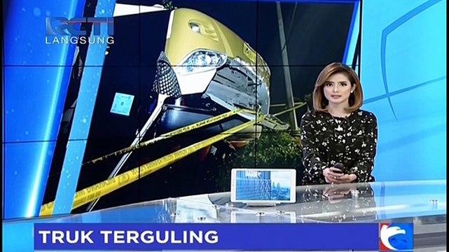 Tabrak Pembatas Jalan, Truk Kontainer Terguling di Tol Kebon Jeruk