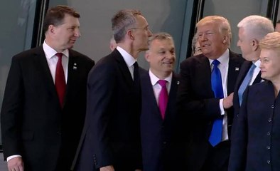 Pour être au 1er plan sur une photo officielle, Donald Trump pousse tout le monde