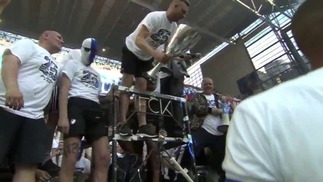 Un geste formidable quand un joueur offre la Coupe du Danemark aux supporters pour la mettre dans les bras d’un handicapé