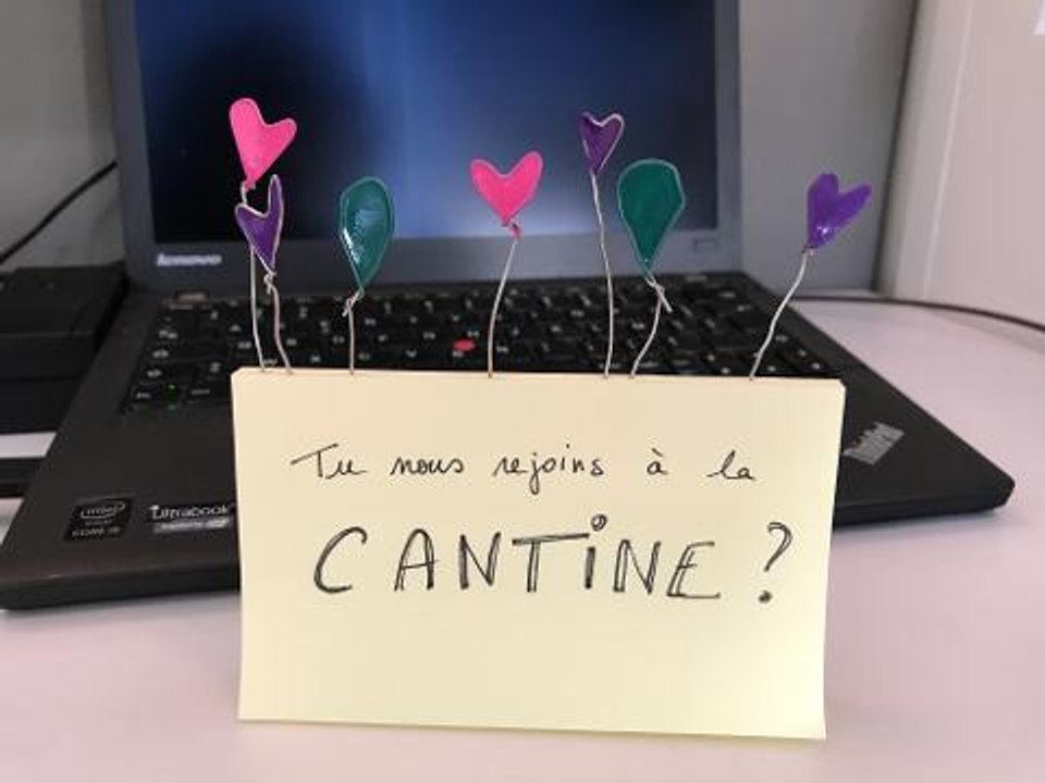 Fabriquer des cœurs colorés à l'aide de trombones et de vernis