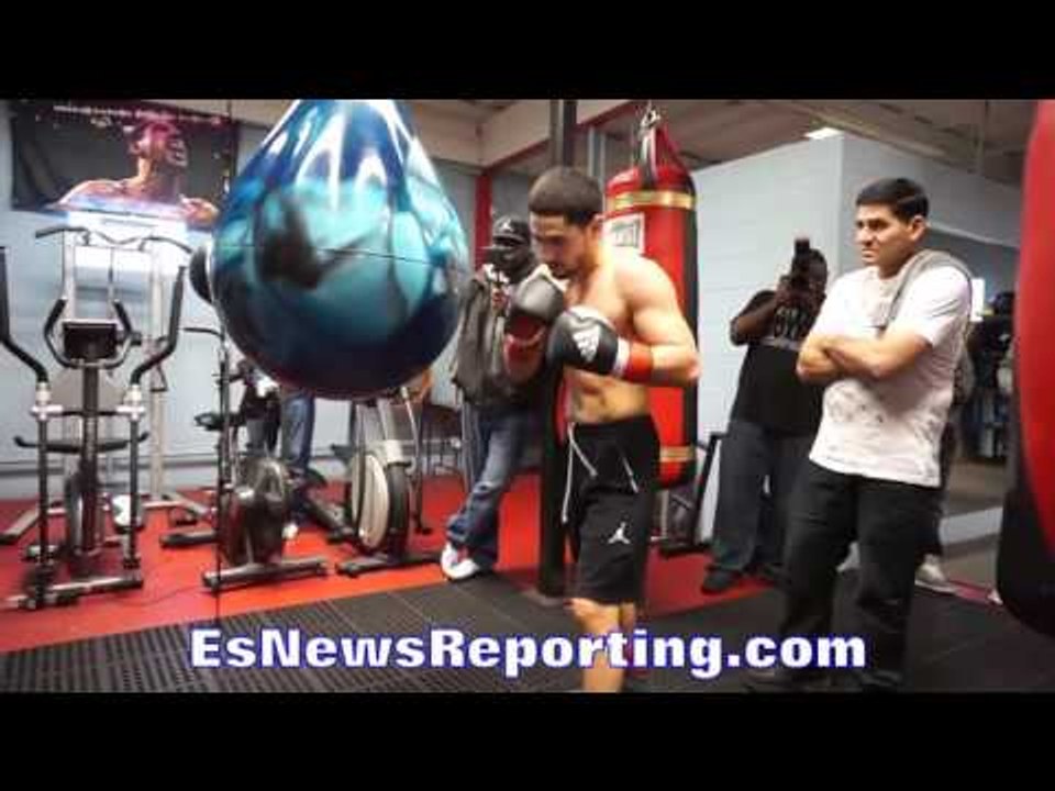 Danny Garcia CUTS DOWN aqua PUNCHING BAG with SWIFT JAB - EsNews Boxing