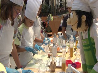 Chef Pepo enseña a un grupo de niños a elaborar una receta sin gluten