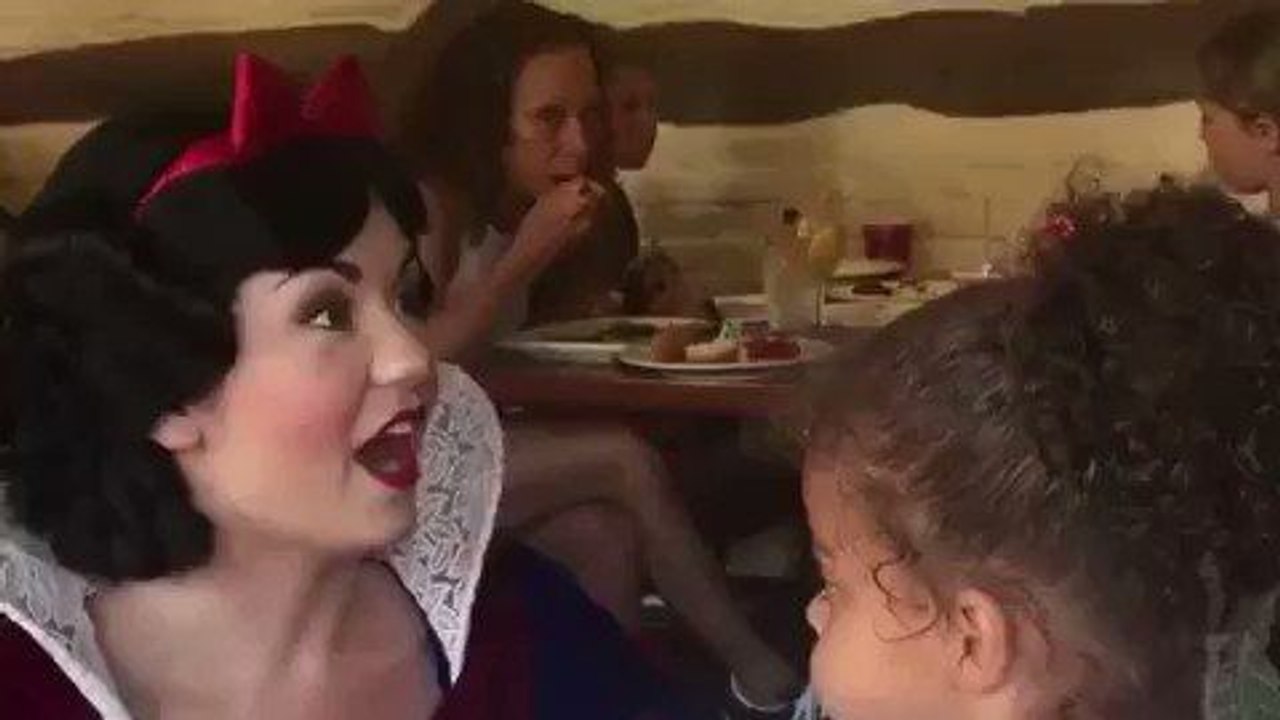 Une petite fille n'est pas enchantée de voir Blanche-Neige