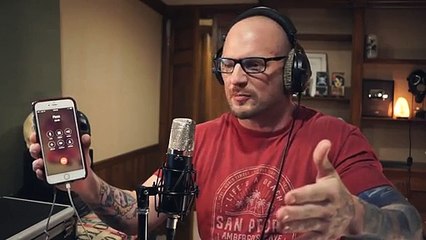 Mac Lethal rappe en passant une commande pour une pizza