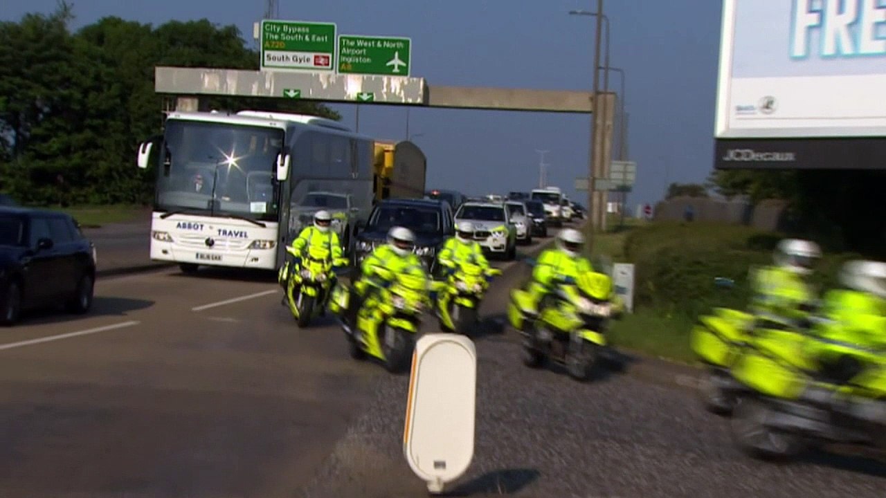 Barack Obama tees up at St Andrews