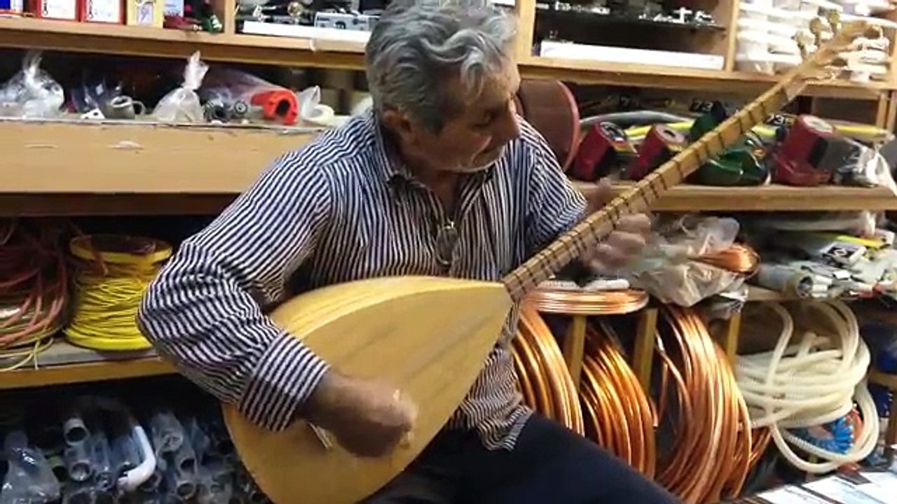 varmı böyle güzel saz çalan adam